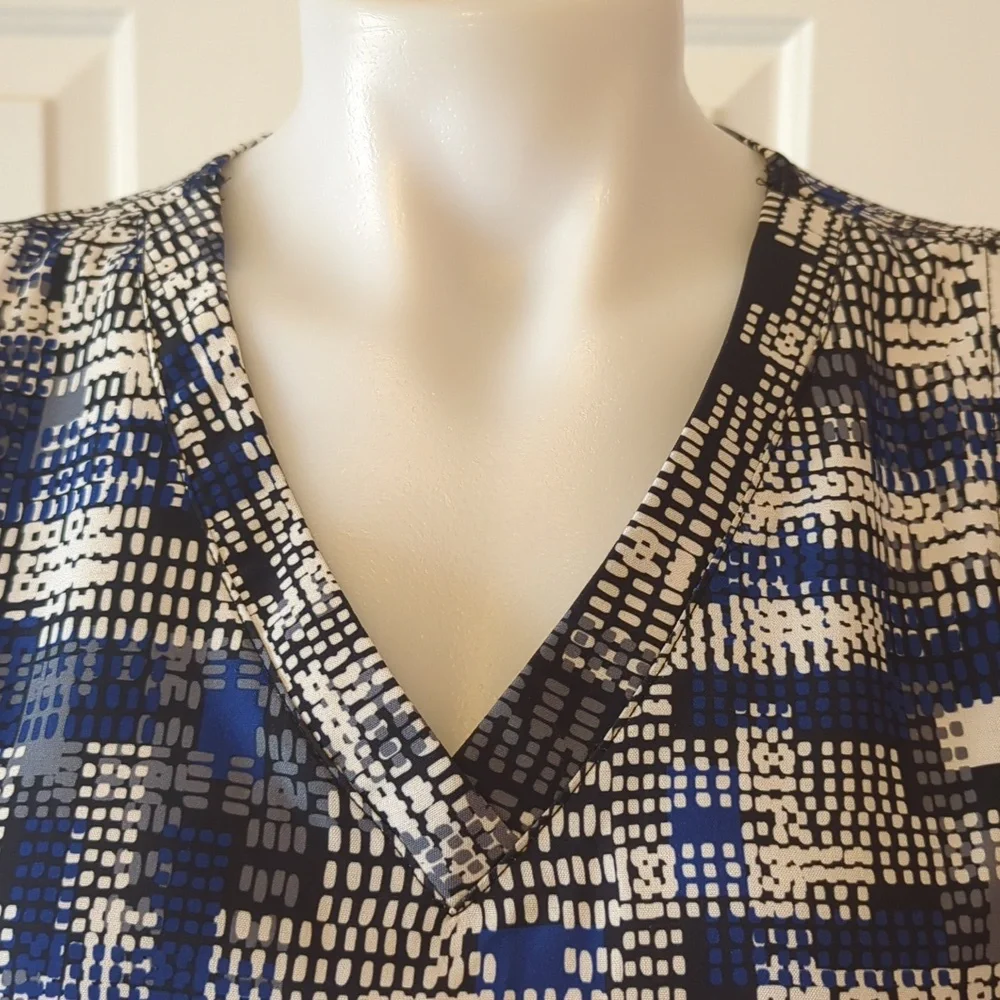 Activate by Med Couture Women's Patterned V Neck Scrub Top With Pockets Size M - Picture 3 of 8